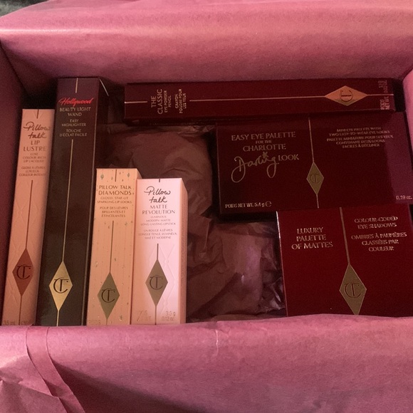 Charlotte Tilbury NEW! CHARLOTTE’S MAGIC HYDRATE & GLOW MYSTERY BOX - Picture 4 of 9